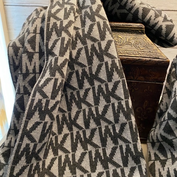 Unisex Michael Kors Logo Scarf and Cap - Picture 6 of 8